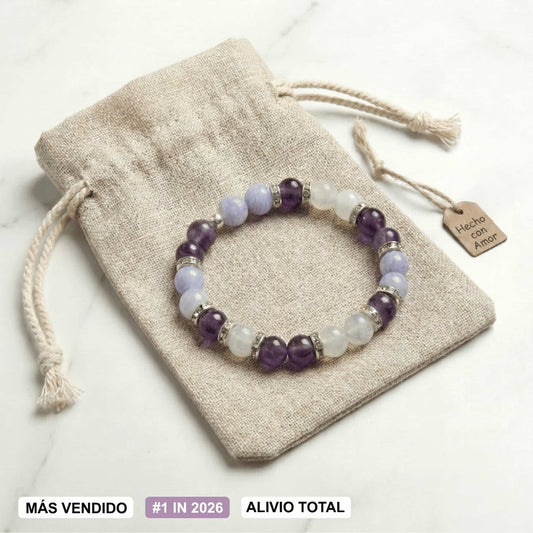 La Pulsera Serena - Alivio Natural para la Menopausia, con cuentas moradas, blancas y celestes, descansa sobre una bolsa beige con un tag "Hecho con amor". Texto inferior: Más vendido, #1 en 2026 y Alivio total.